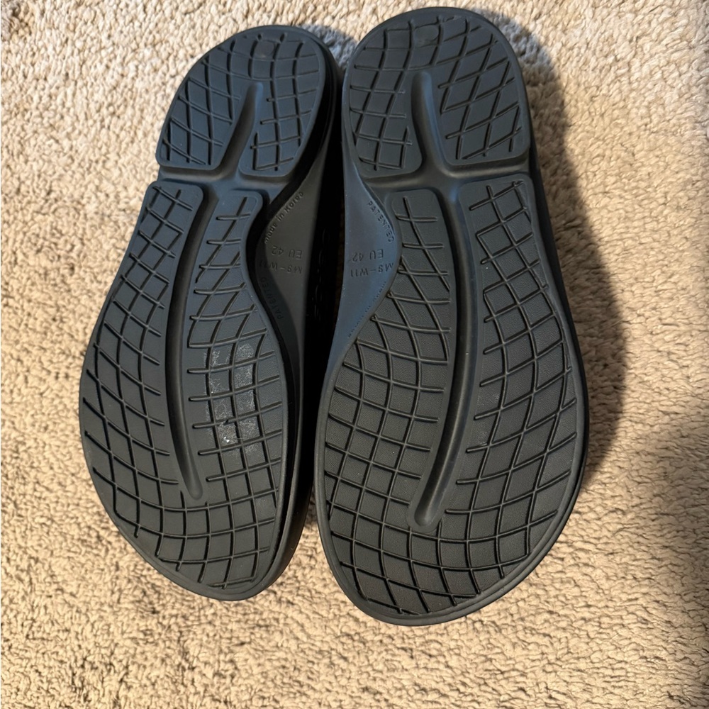 Oofos Black Flip Flop Sandals - Picture 5 of 5